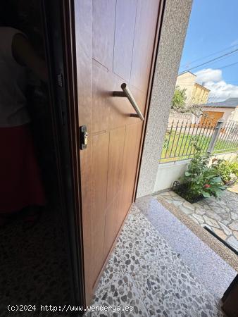 SE VENDE CHALET EN EL CENTRO DE CACABELOS - LEON