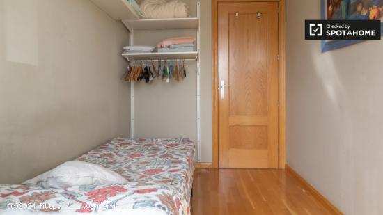 Alquiler de habitaciones en piso de 4 dormitorios en Benabeu - MADRID