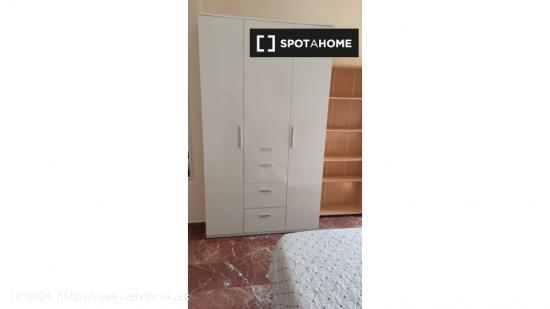 Alquiler de habitaciones en piso de 4 dormitorios en Almería - ALMERIA