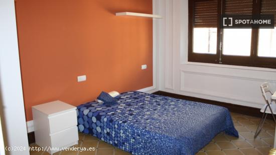 Habitación soleada con armario independiente en apartamento de 6 dormitorios, El Born - BARCELONA