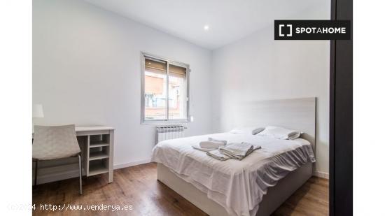 ¡Habitaciones en alquiler en un apartamento de 4 habitaciones en Madrid! - MADRID