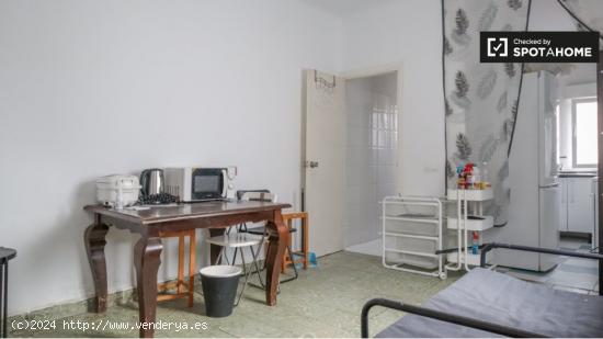 Se alquila habitación en apartamento de 3 dormitorios en Madrid - MADRID