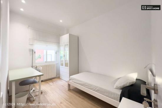  Habitaciones para mujeres en alquiler en piso de 5 habitaciones en La Sagrada Família - BARCELONA 