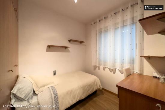 Se alquila habitación en apartamento de 3 dormitorios en Barcelona - BARCELONA