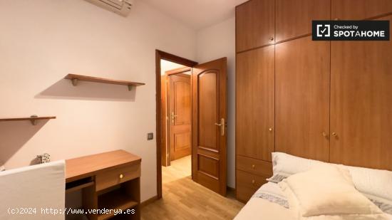 Se alquila habitación en apartamento de 3 dormitorios en Barcelona - BARCELONA