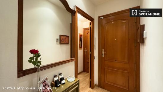 Se alquila habitación en apartamento de 3 dormitorios en Barcelona - BARCELONA