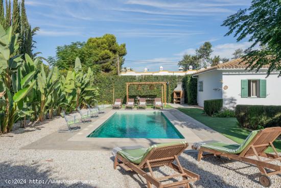 ESPECTACULAR CASA INDEPENDIENTE CON PISCINA PRIVADA Y GRAN PARCELA EN LA ZONA DE ARTOLA EN MARBELLA 