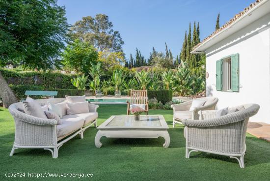 ESPECTACULAR CASA INDEPENDIENTE CON PISCINA PRIVADA Y GRAN PARCELA EN LA ZONA DE ARTOLA EN MARBELLA 