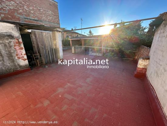  Casa con local comercial a la venta en Montaverner - VALENCIA 