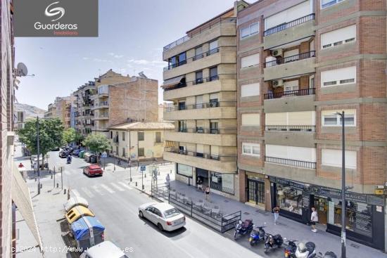 PISAZO CON CINCO DORMITORIOS, PLAZA DE GARAJE Y TRASTERO EN CALLE ALHAMAR - GRANADA