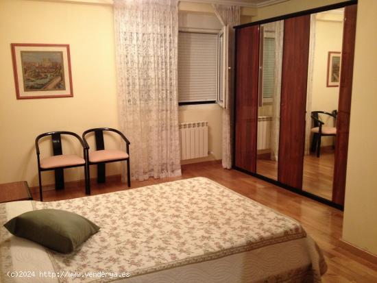 SE VENDE AMPLIO PISO, 138 M2, SEMINUEVO, TRASTERO, ASCENSOR, GARAJE. PARA ENTRAR A VIVIR - LEON