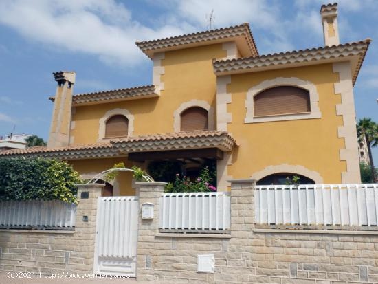 Chalet independiente en venta en calle Olivars en Petrer - ALICANTE