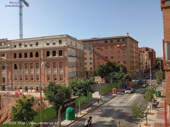 Piso exterior y muy luminoso, de 79 metros construidos para reformar, en Logroño, Zona centro, - LA