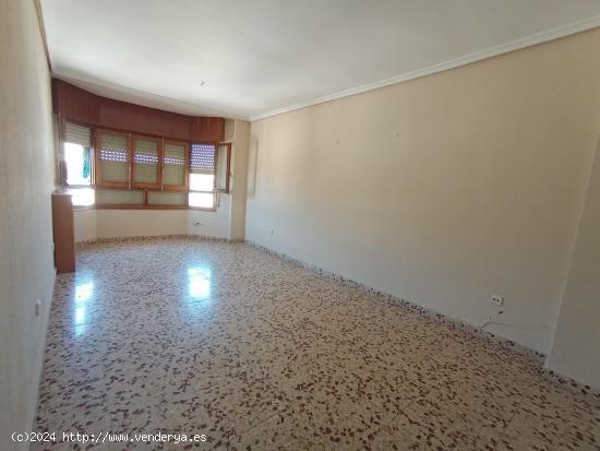 Piso con cochera y trastero a un precio increíble - ALBACETE