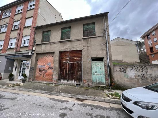 SE VENDE CASA PARA REFORMAR CON PEQUEÑO TERRENO EN C CHILE - LEON