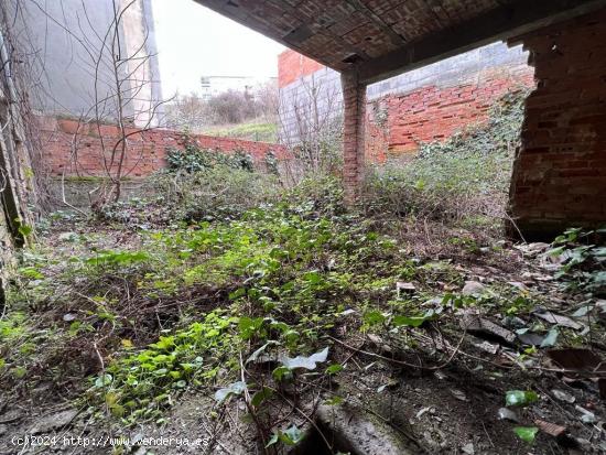 SE VENDE CASA PARA REFORMAR CON PEQUEÑO TERRENO EN C CHILE - LEON