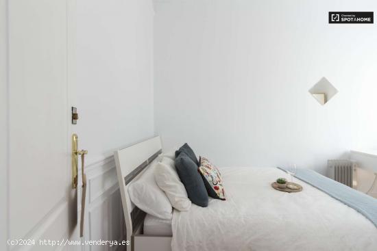  Habitación amueblada con escritorio en un apartamento de 8 dormitorios, Sol - MADRID 