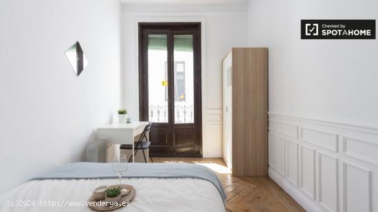 Habitación amueblada con escritorio en un apartamento de 8 dormitorios, Sol - MADRID