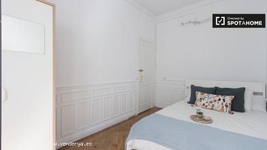 Habitación amueblada con escritorio en un apartamento de 8 dormitorios, Sol - MADRID