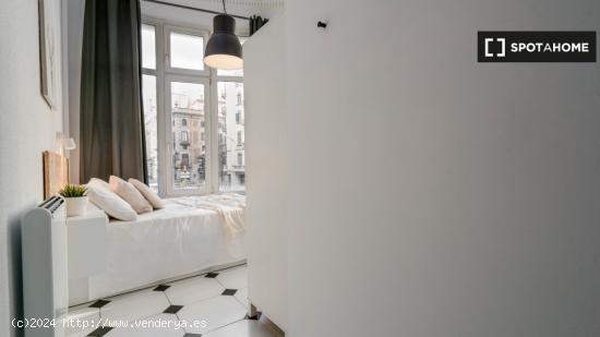 Habitación luminosa con escritorio en piso compartido, El Born - BARCELONA