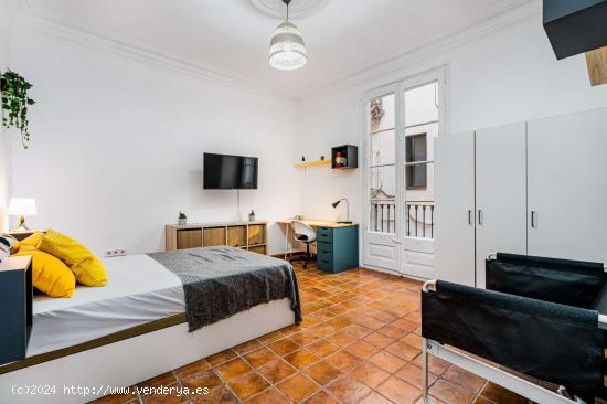 Habitación amueblada con ventana con vista a la calle en piso compartido, El Born - BARCELONA