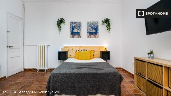 Habitación amueblada con ventana con vista a la calle en piso compartido, El Born - BARCELONA