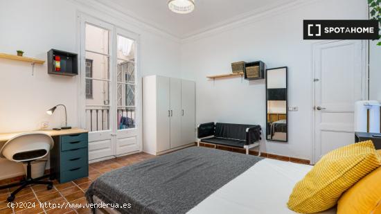 Habitación amueblada con ventana con vista a la calle en piso compartido, El Born - BARCELONA