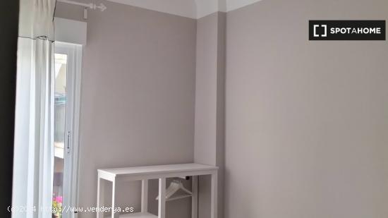 Se alquila habitación en piso de 4 dormitorios en Sant Blai, Alicante - ALICANTE