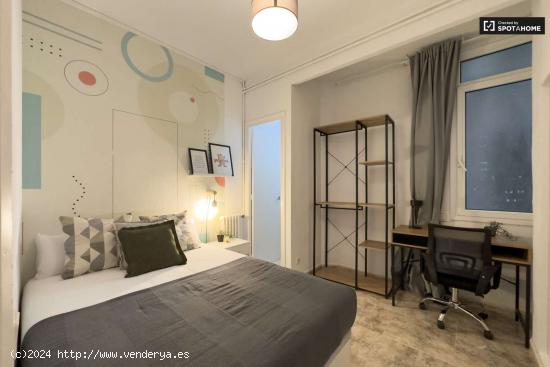  Se alquila habitación en piso de 6 habitaciones en Eixample - BARCELONA 