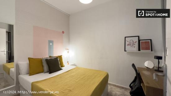 Se alquila habitación en piso de 6 habitaciones en Eixample - BARCELONA