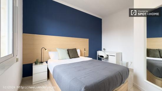 Alquiler de habitaciones en piso de 5 habitaciones en Sant Antoni - BARCELONA