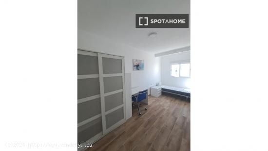 Alquiler de habitaciones en piso de 5 dormitorios en El Calvari - VALENCIA