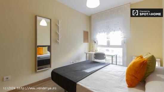 Amplia habitación en apartamento de 5 dormitorios en Puerta del Ángel. - MADRID