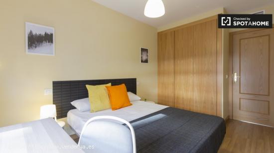 Amplia habitación en apartamento de 5 dormitorios en Puerta del Ángel. - MADRID