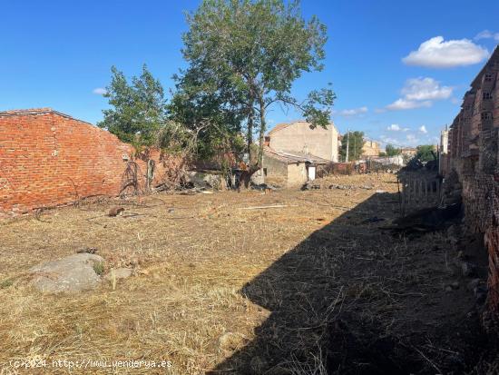 PARCELA EN EL CENTRO DEL PUEBLO CON 900m2 - TOLEDO