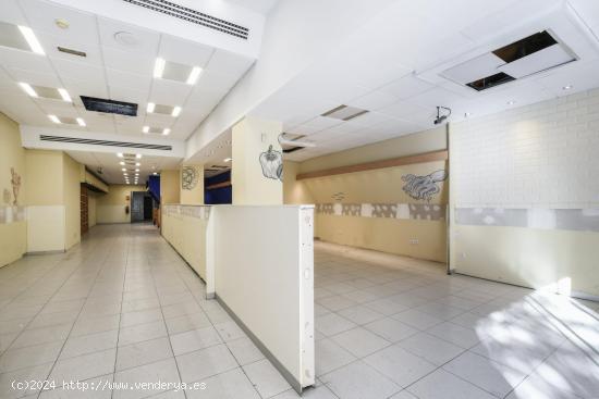 Fantástico gran LOCAL COMERCIAL y OFICINAS  en Narvaez en venta - MADRID