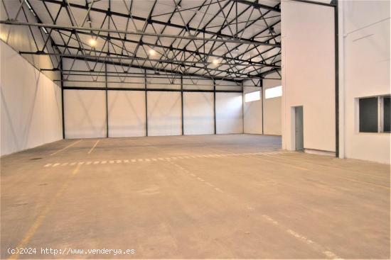 SON CASTELLO Nave industrial de 642m2 con edificio anexo de 1353m2 - BALEARES