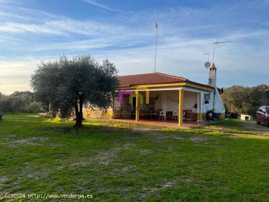 MAGNIFICA CASA CON TERRENO EN EL MANANTÍO!!! - BADAJOZ