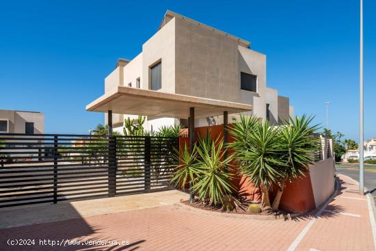 CHALET ADOSADO EN LOS ALCORES DE ALMERIMAR - ALMERIA