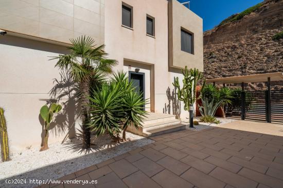 CHALET ADOSADO EN LOS ALCORES DE ALMERIMAR - ALMERIA