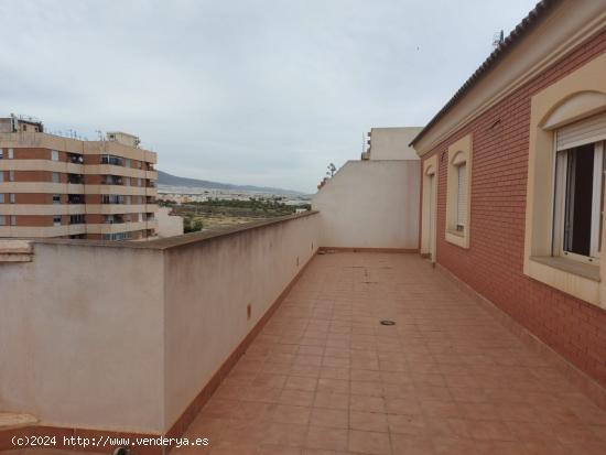 Ático con garaje en Santa María del Águila - ALMERIA