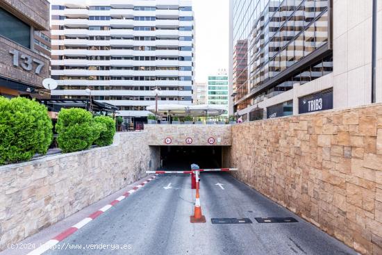 Plaza de aparcamiento de 12 metros en el Paseo de la Castellana - MADRID