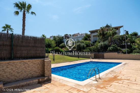 Casa adosada con piscina comunitaria en Quintmar - BARCELONA