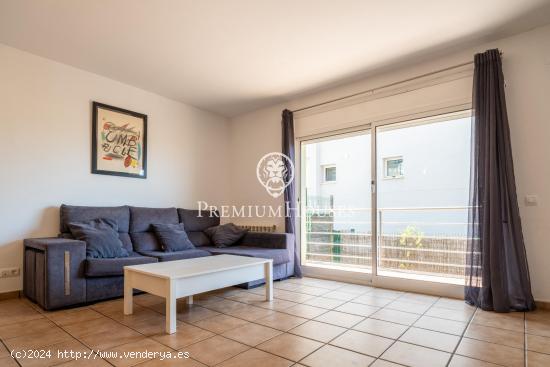 Casa adosada con piscina comunitaria en Quintmar - BARCELONA