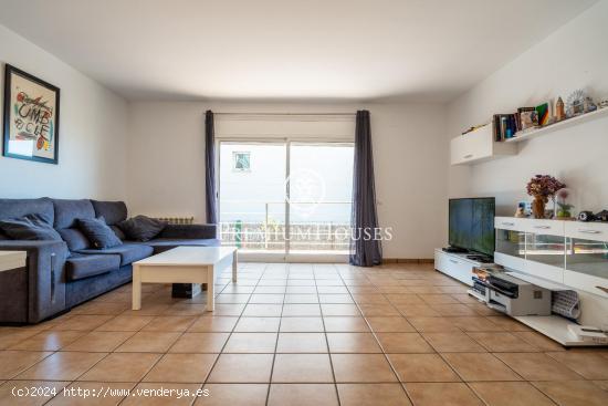 Casa adosada con piscina comunitaria en Quintmar - BARCELONA