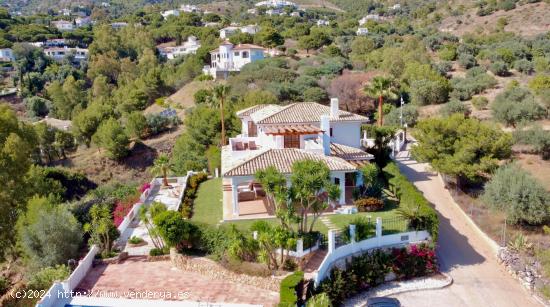 Espectacular villa independiente en urbanización privada en Valtocado - MALAGA