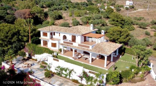 Espectacular villa independiente en urbanización privada en Valtocado - MALAGA