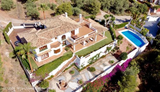 Espectacular villa independiente en urbanización privada en Valtocado - MALAGA