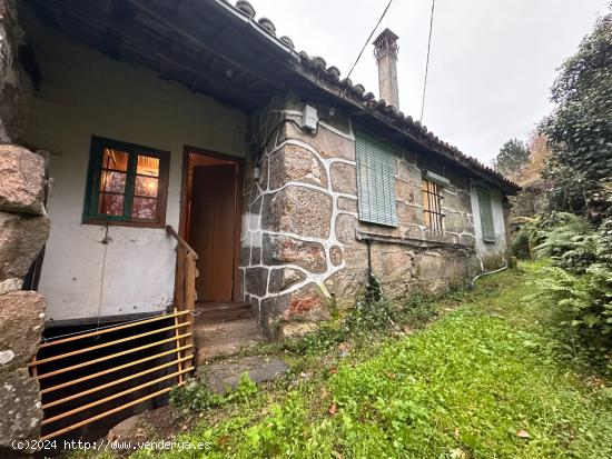 Casa semireformada, con 5.000 m2 de terreno. MELIAS (Pereiro de Aguiar). - ORENSE