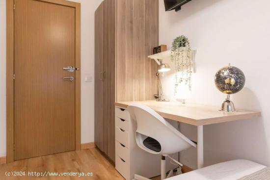  ¡Habitaciones en alquiler en un piso de 7 habitaciones en Madrid! - MADRID 